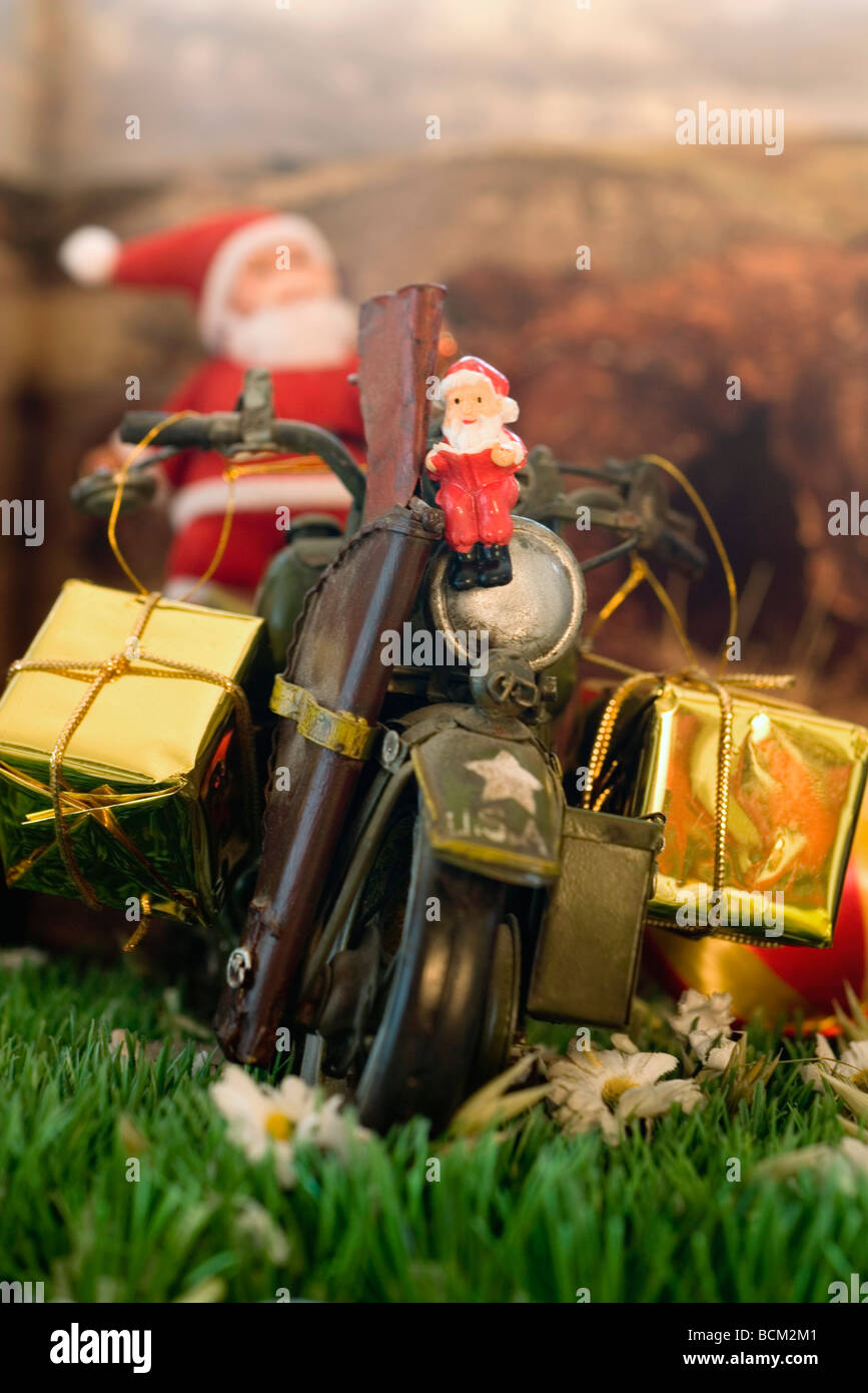 Santa Claus Figuren liefert Geschenke auf militärische Motorrad Stockfoto