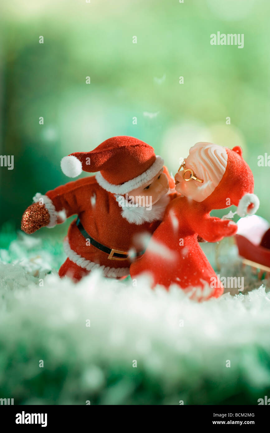 Santa Claus Figur lehnt in Frau zu küssen Stockfoto