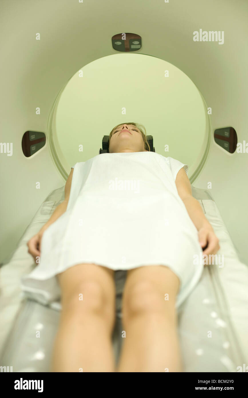 Weibliche Patienten Eingabe MRT-scanner Stockfoto