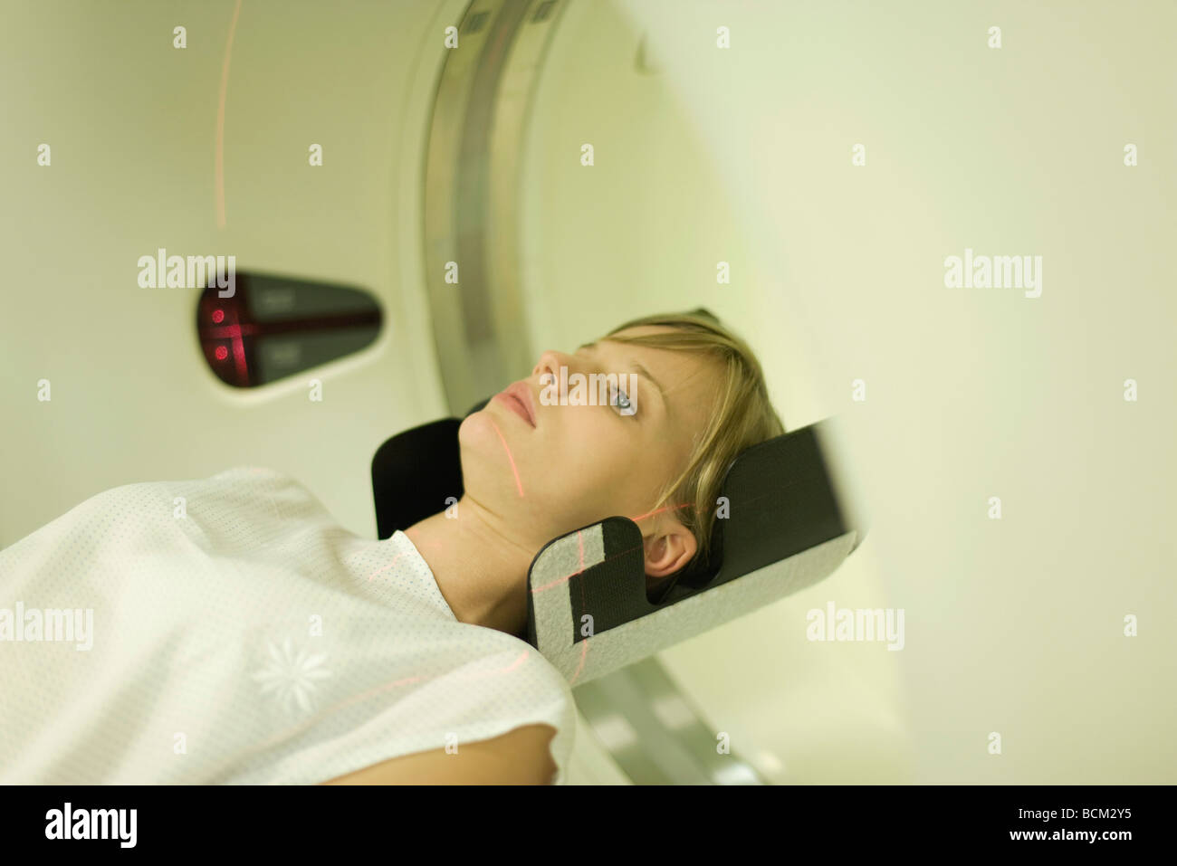 Weibliche Patienten Eingabe MRT-scanner Stockfoto