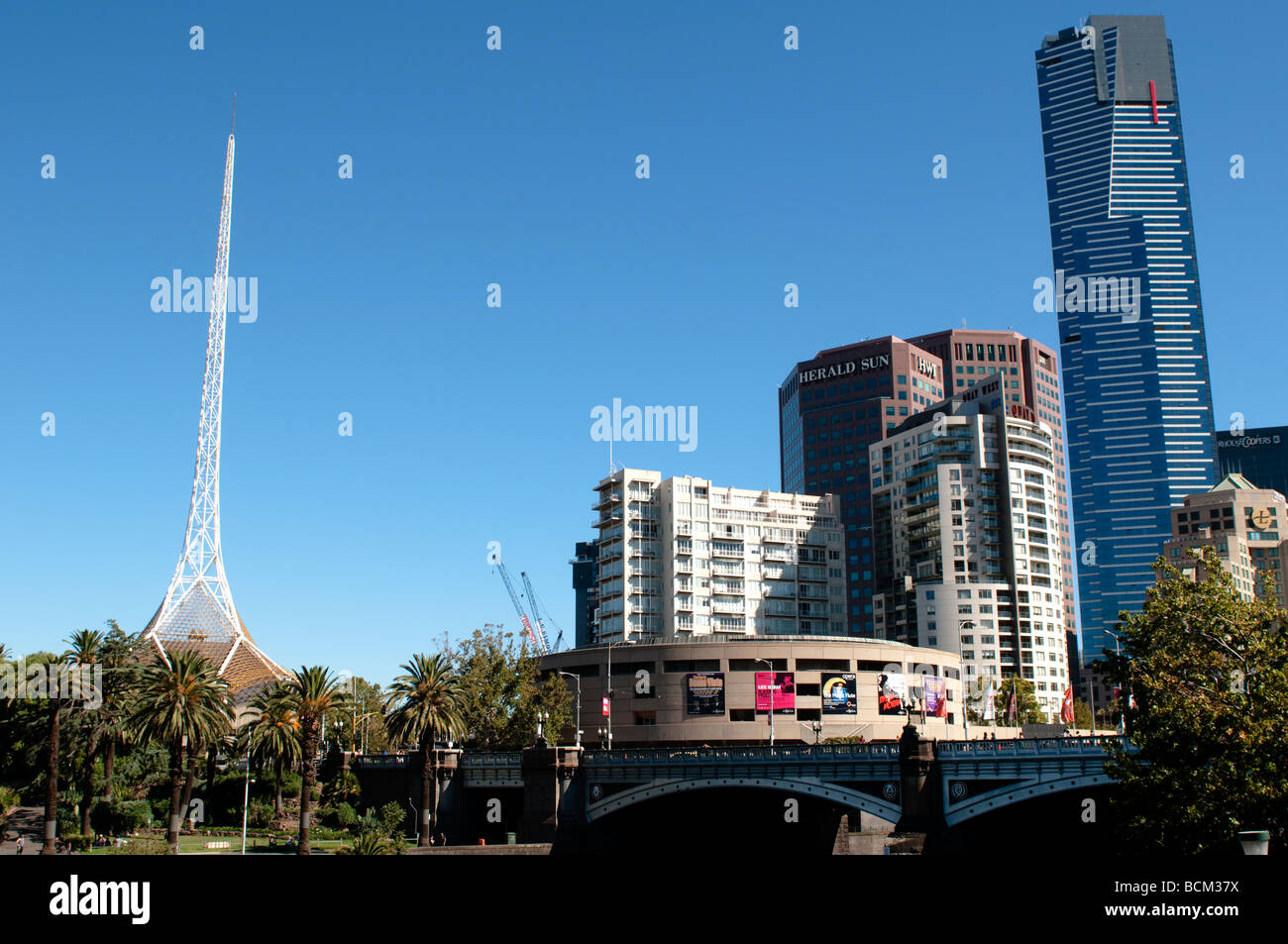 Victorian Arts Centre mit 162 Meter hohen Turm und Hamer Hall flankiert von Eureka Tower Melbourne Victoria Australien Stockfoto