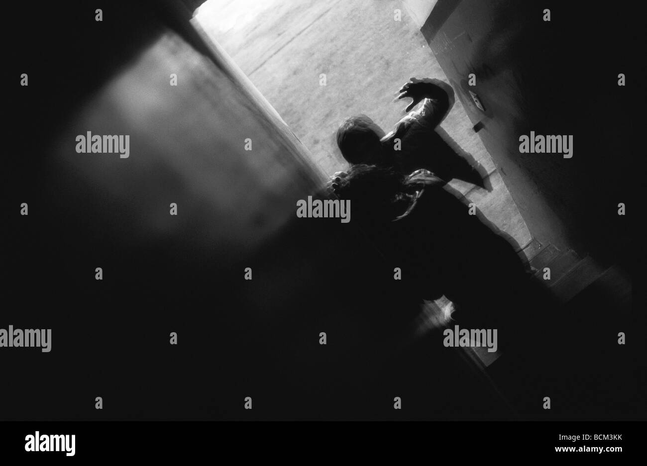 Person im dunklen Treppenhaus angegriffen wird Stockfoto