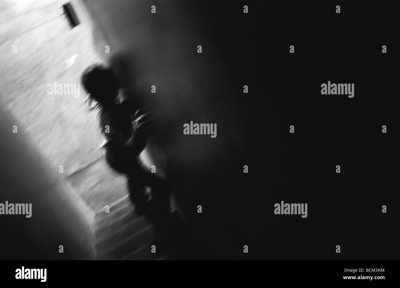 Person festhalten, um im dunklen Treppenhaus Wand Stockfoto