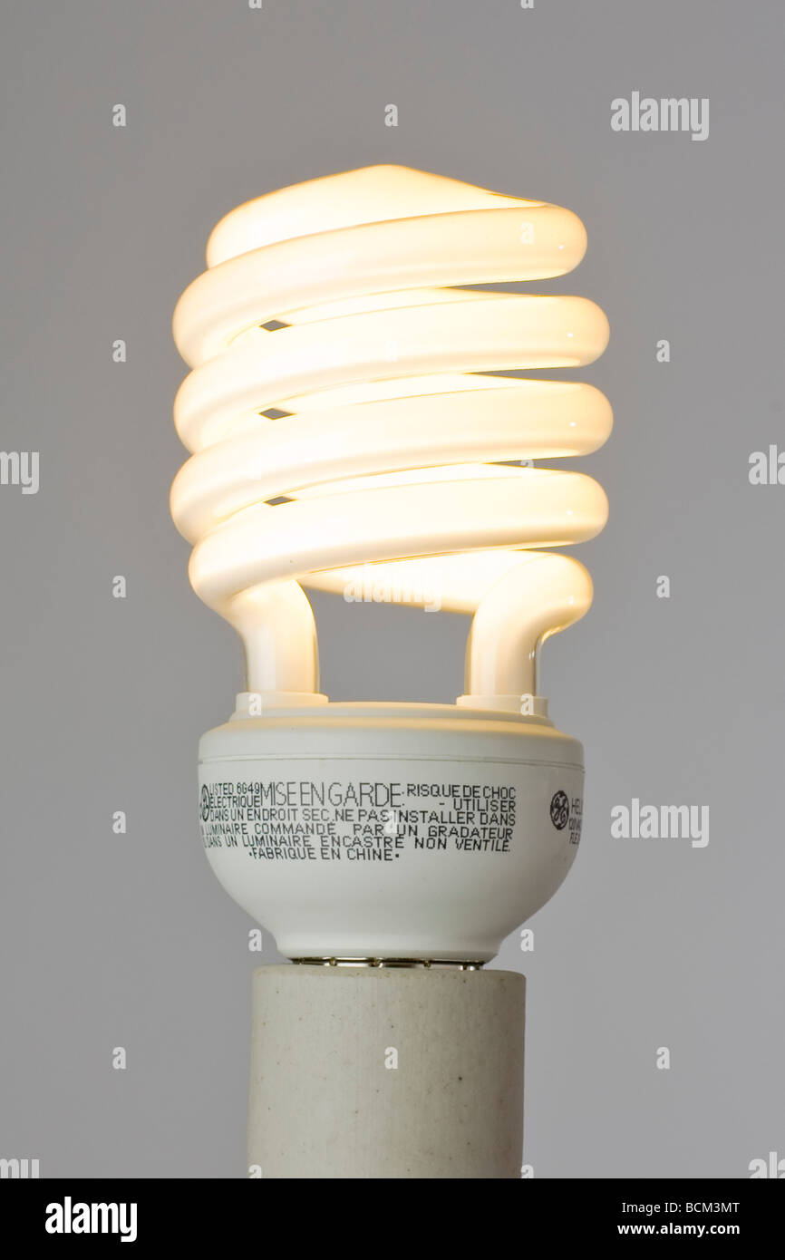Energie effiziente kompakte Leuchtstoff Glühlampe Stockfoto