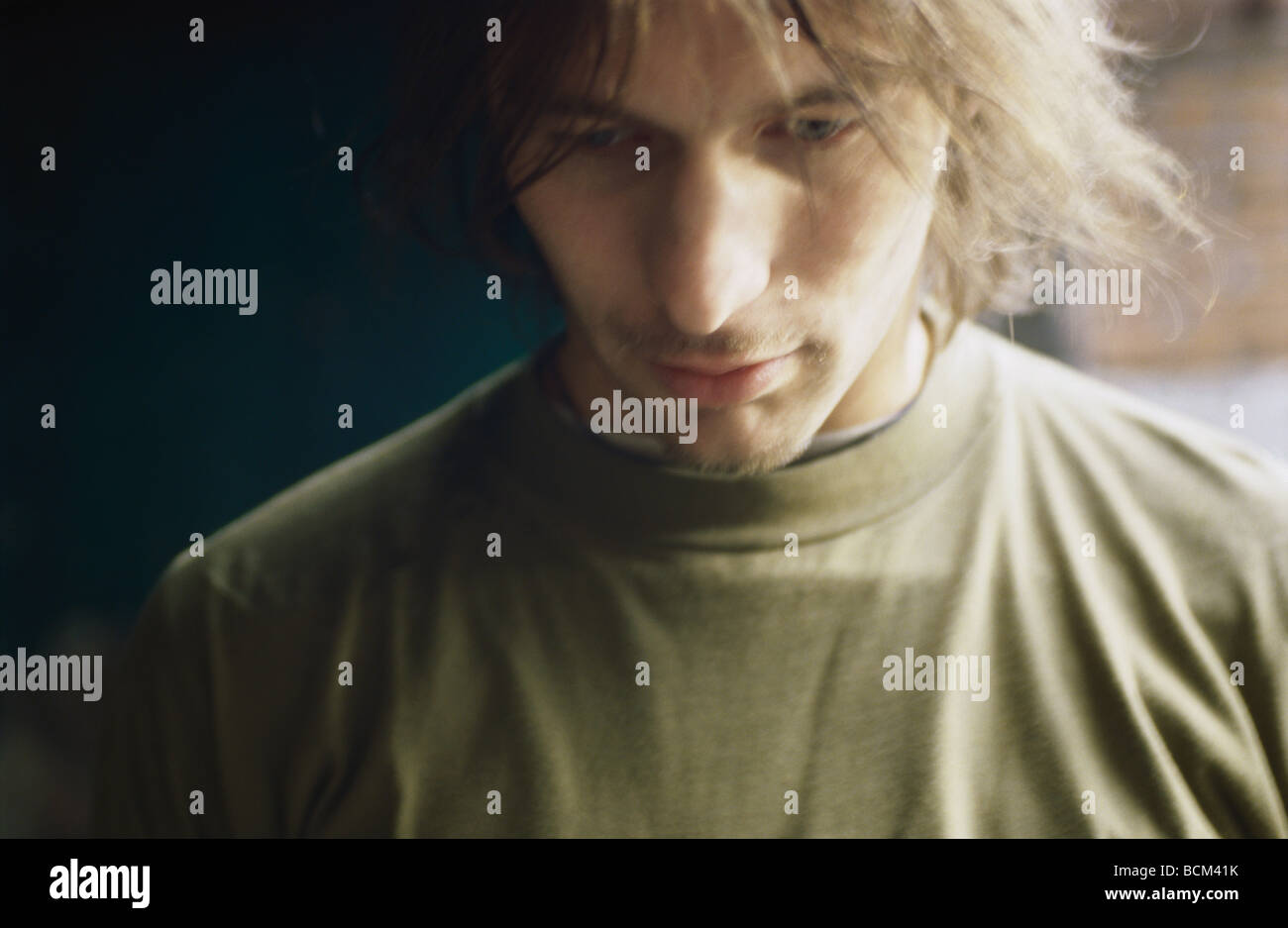 Junger Mann blickte, Nahaufnahme, Porträt Stockfoto