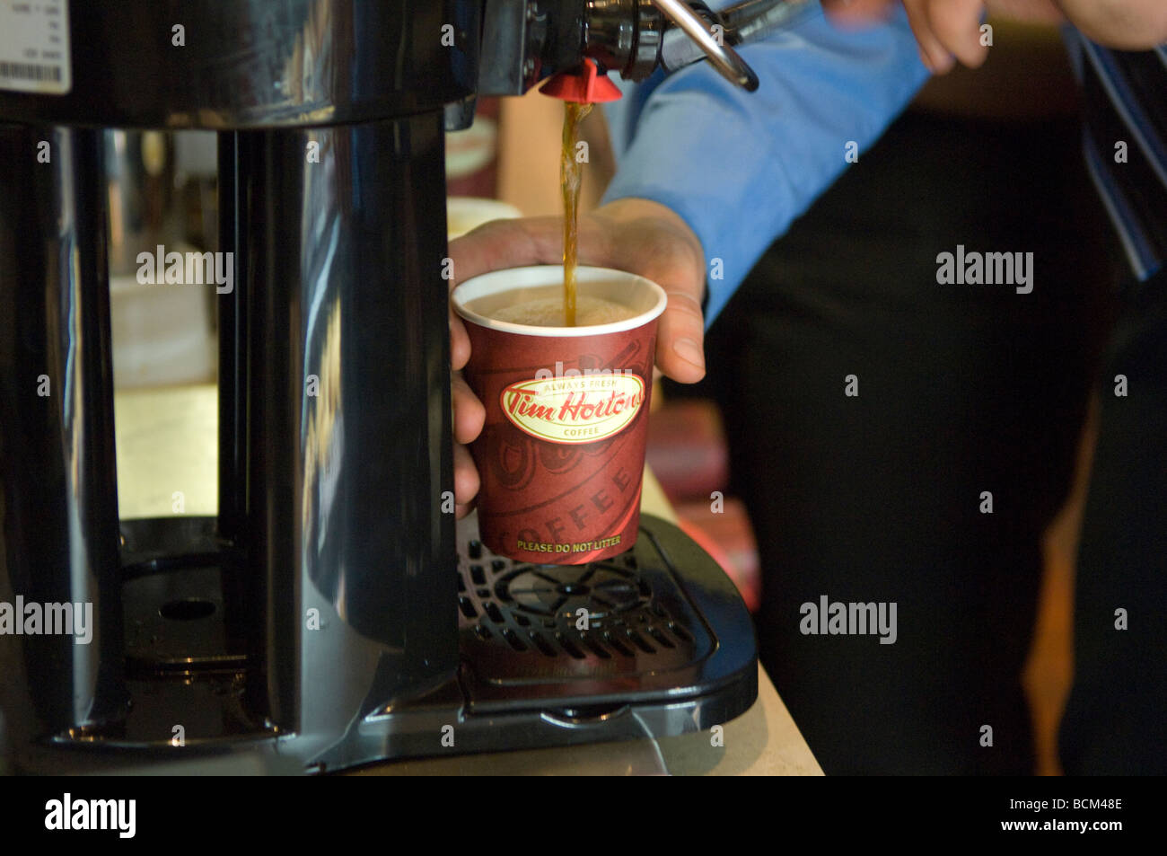 Eine Tim Horton s Kaffee und Backen-Shop-Kette wird am Eröffnungstag in Pennsylvania Station in New York gesehen. Stockfoto