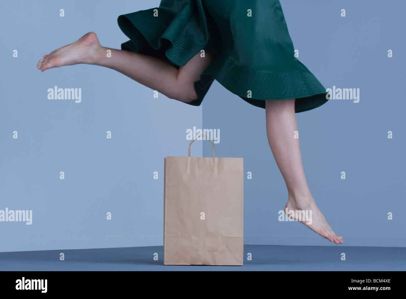 Weiblich, Einkaufstasche, niedrige Abschnitt überspringen Stockfoto
