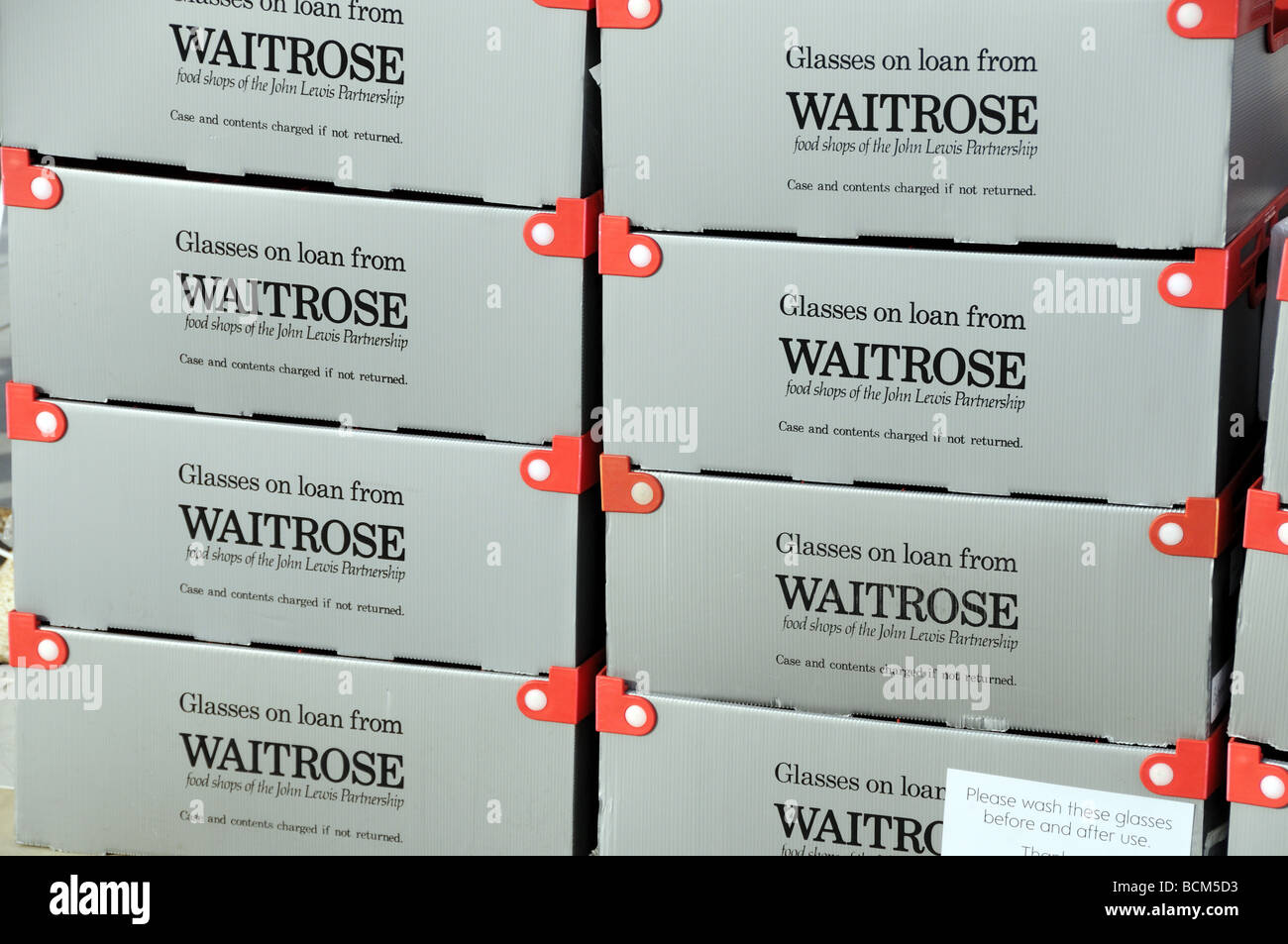 Boxen von Gläsern auf Leihbasis von Waitrose Stockfoto