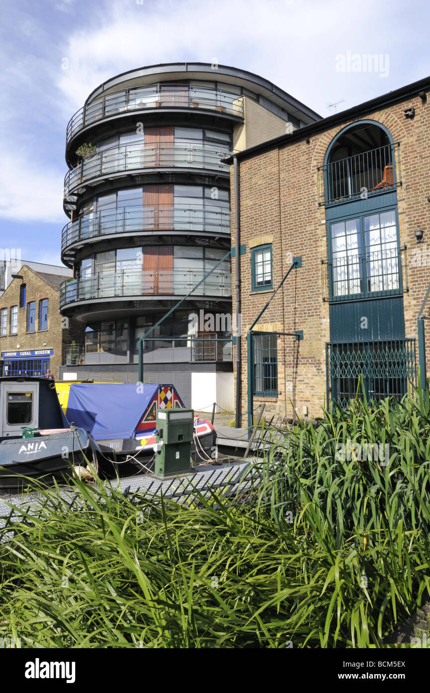 Moderne Wohnungen gebaut zwischen alten Gebäuden Battlebridge Becken Regents Canal Islington London England UK Stockfoto