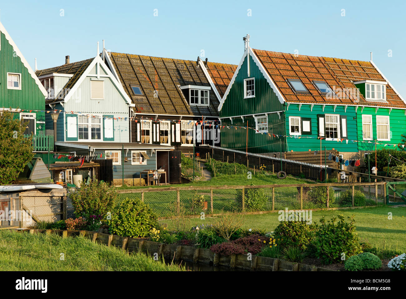 Häuser von Rozewerf, Marken, Waterland, Nordholland, Niederlande. Stockfoto