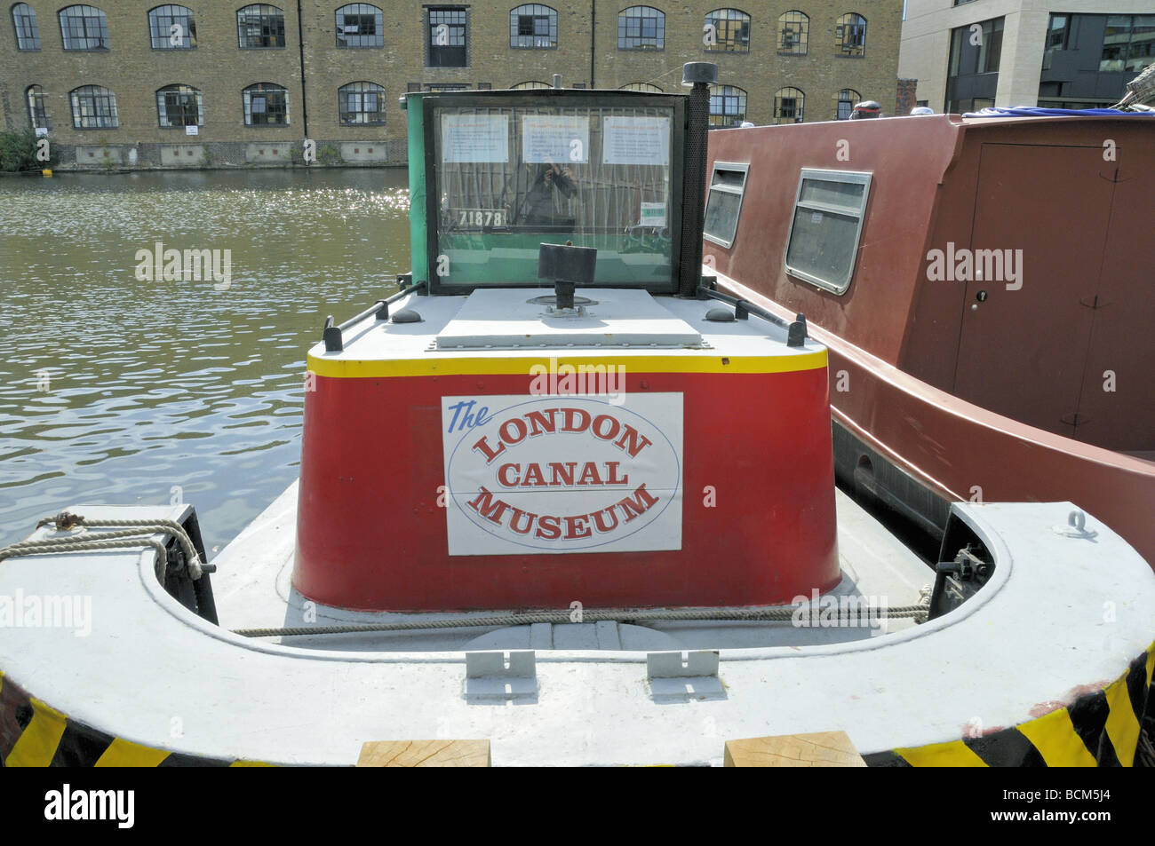 Das London Canal Museum gedruckt auf ein Boot Battlebridge Becken Regents Canal Islington England UK Stockfoto