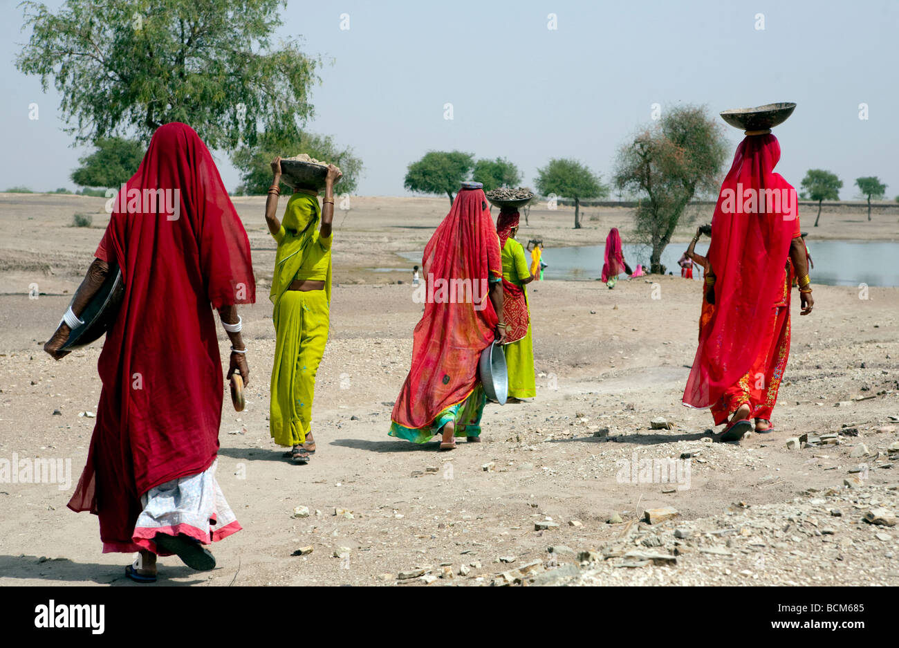 Einheimische Frauen arbeiten In Rajasthan Indien Stockfoto