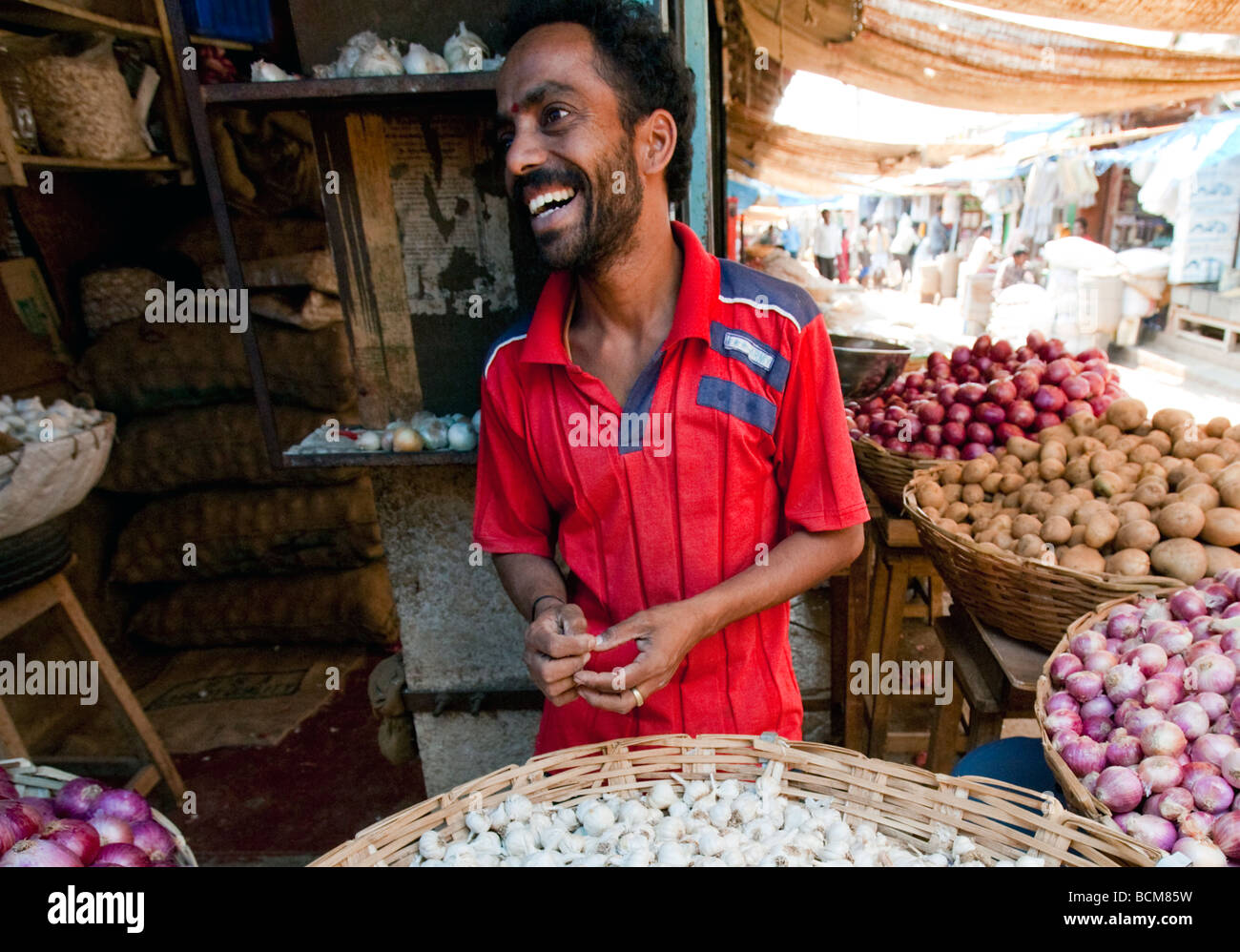 Man Gemüse In Devarja Markt Mysore Bundesstaat Karnataka Indien Stockfoto
