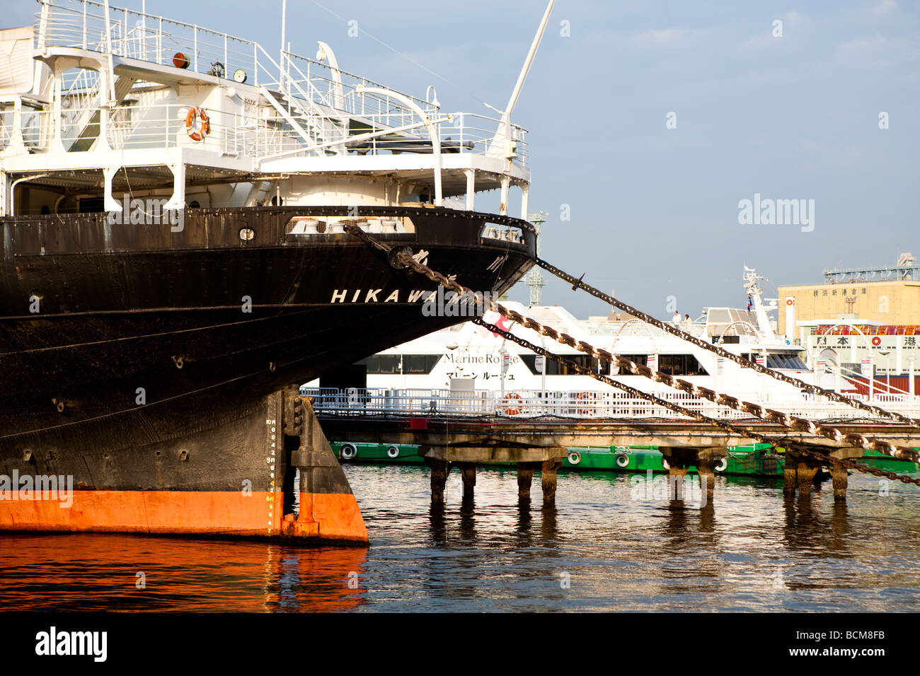 Japanische Schifffahrt Schiff angedockt im Hafen von Yokohama, japan Stockfoto