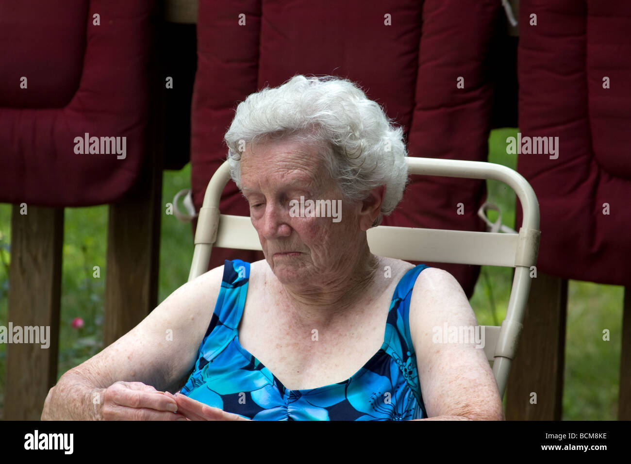 Nachdenkliche Momente als Mutter und Großmutter sprechen am Pool. Stockfoto