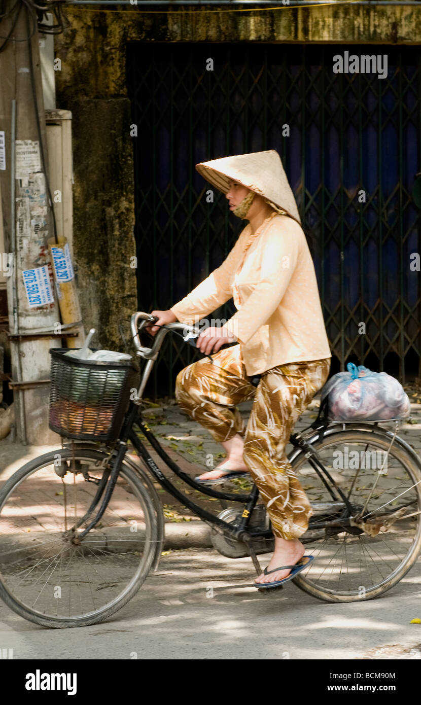 Vietnamesische Frau Reiten Fahrrad im Old Quarter, Hanoi, Vietnam. Stockfoto