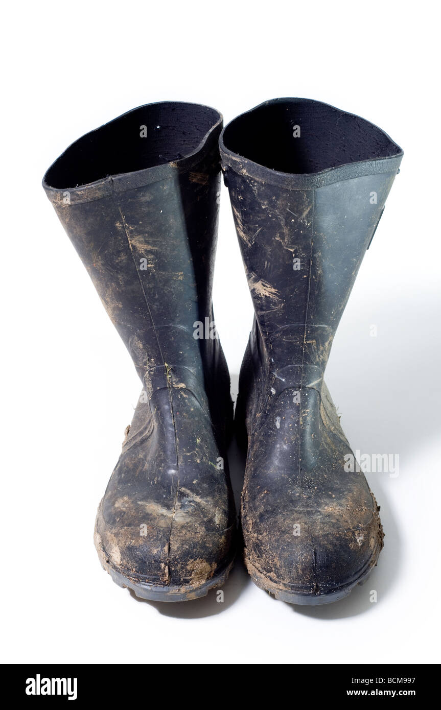 paar von schmutzigen Gummistiefel auf weiß Stockfoto