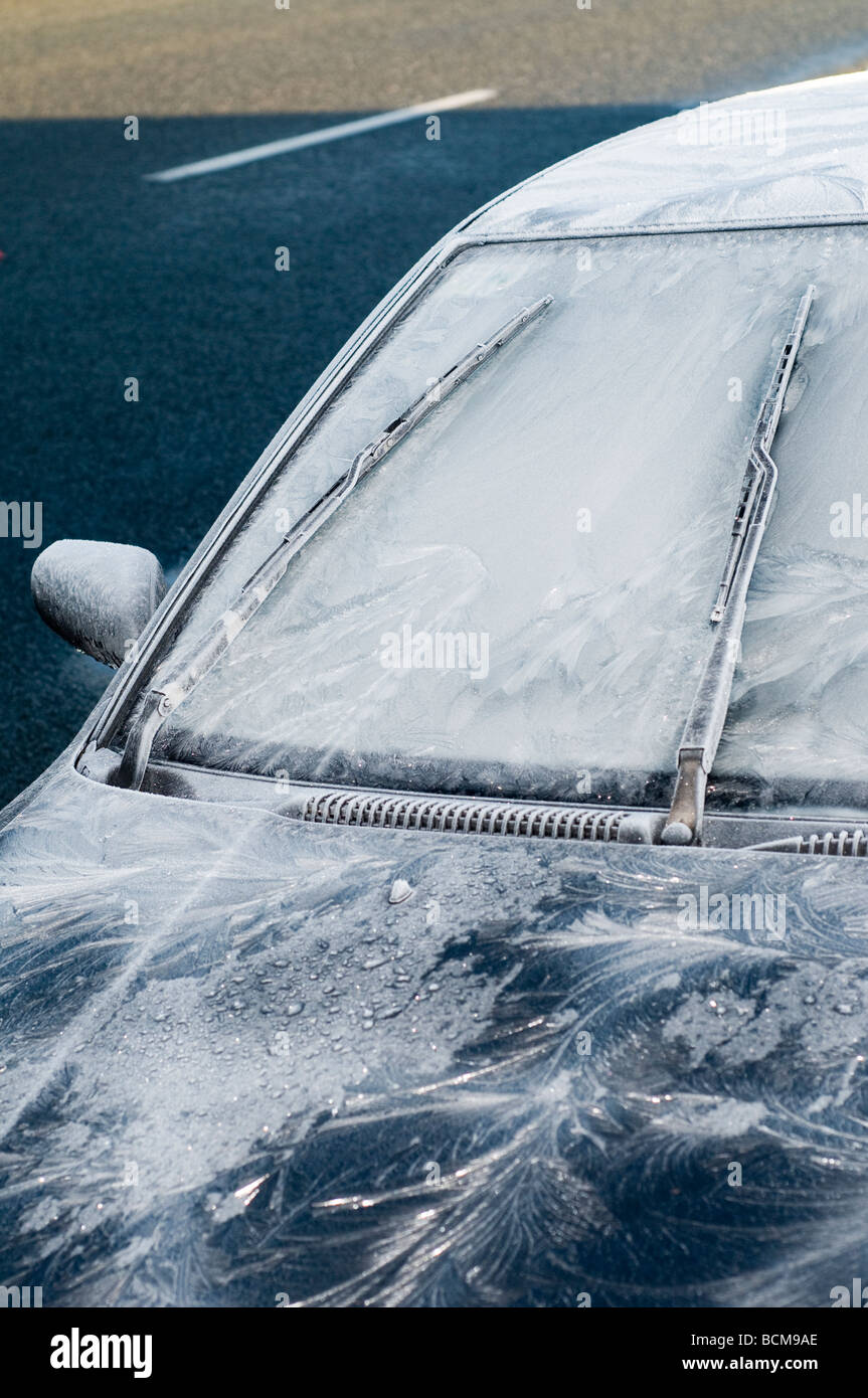 Frost auf Auto Windschutzscheibe mit gefrorenen Scheibenwischer