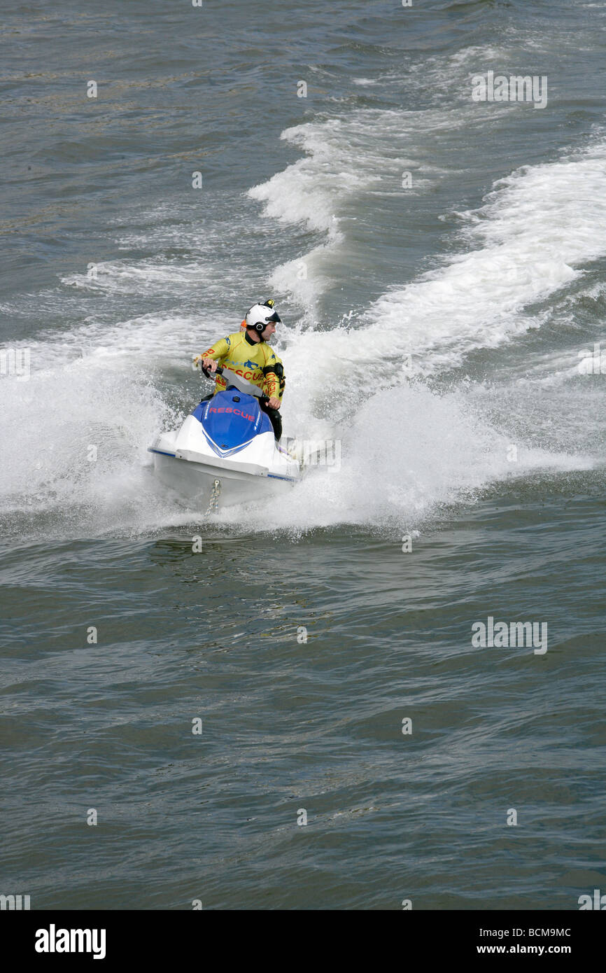 Zapcat Thundercat Motorboot Rennen. Plymouth Sound. Juli 2009. Sicherheitsrettungscrew auf Jetski Stockfoto