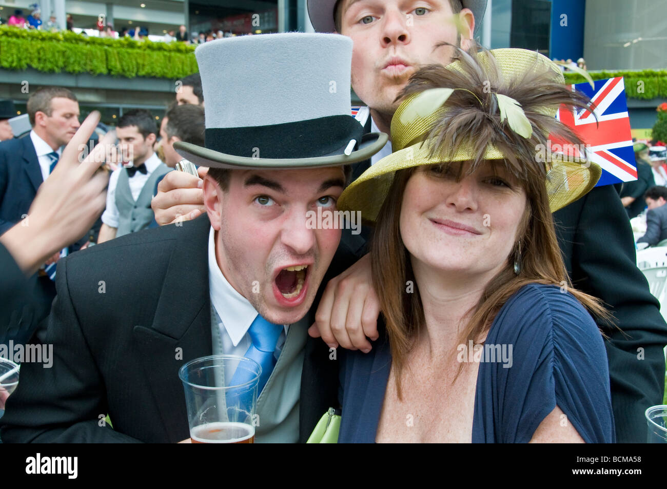 Freunde posieren für ein Foto in Royal Ascot Pferderennen, Ladies Day, Berkshire, England, UK Stockfoto