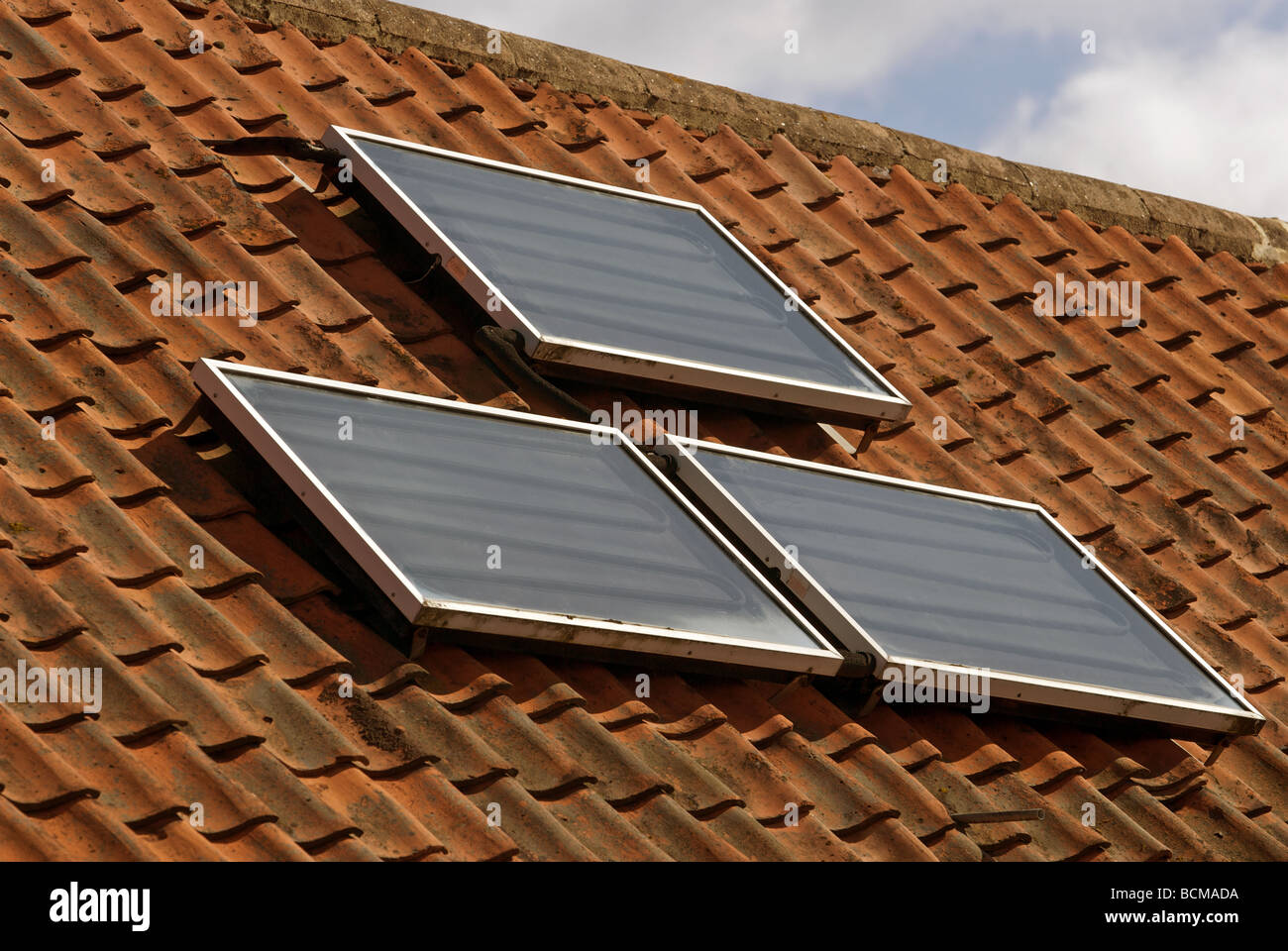 Ersten Generation Solarzellen an die Warmwasser-System angeschlossen Stockfoto
