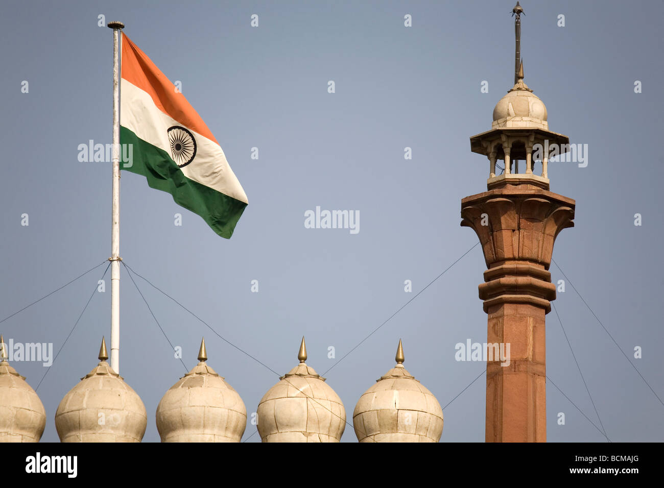 Die indische Flagge fliegt über die Lahore-Tor des Roten Forts in Alt-Delhi, Indien. Stockfoto