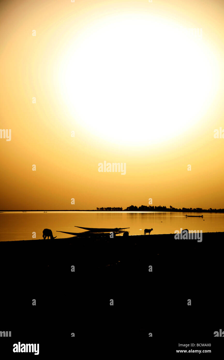 Sonnenaufgang/Sonnenuntergang über dem Fluss Niger in Mali Stockfoto