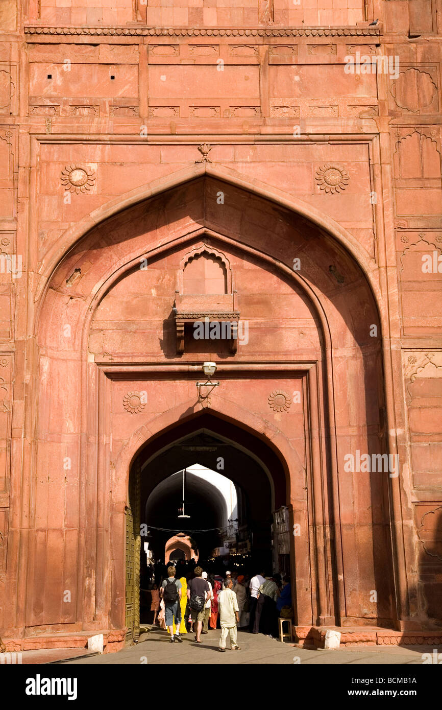 Touristen betreten das Lahore-Tor des Roten Forts in Alt-Delhi, Indien. Stockfoto