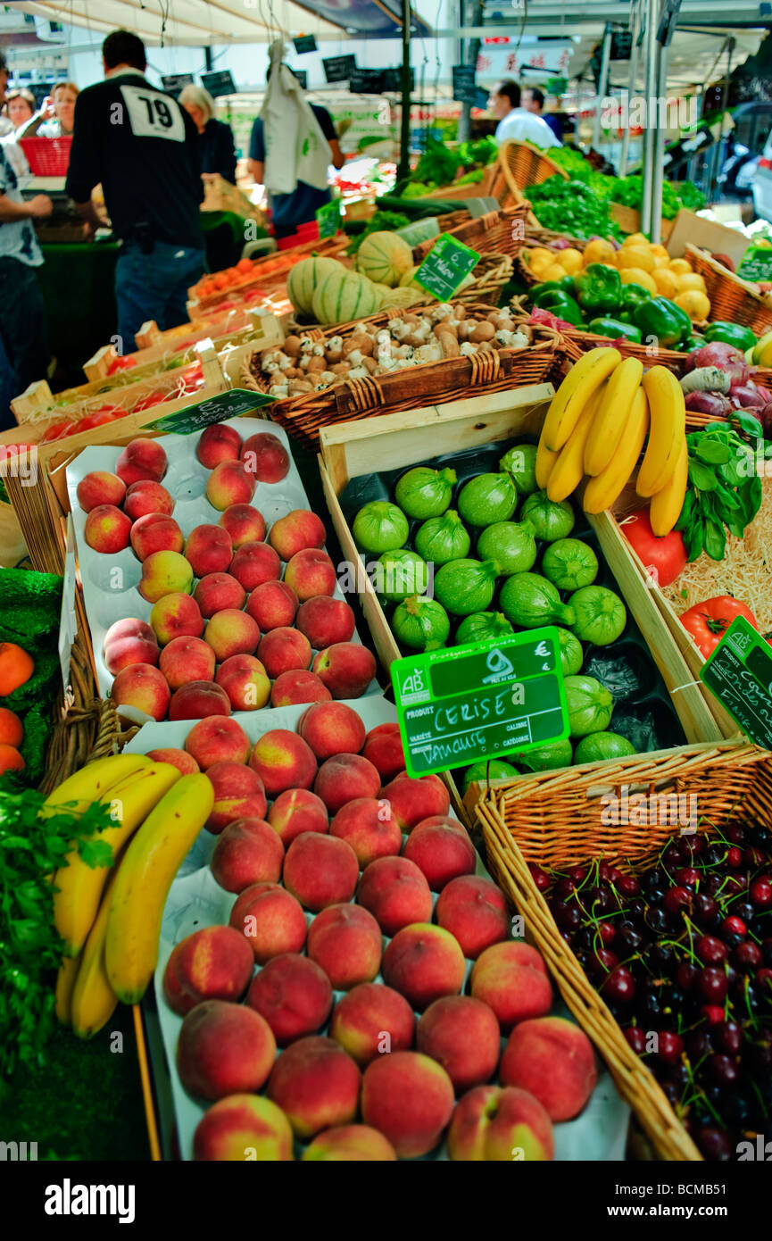 Paris, Frankreich, Kleingruppen, die auf dem französischen Bauernmarkt einkaufen,' Bio-Lebensmittel', frisches Obst im Display Detail Stockfoto