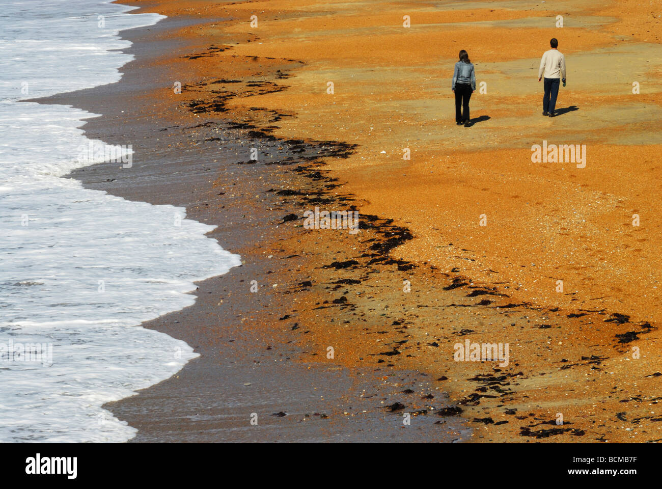 Zwei Menschen, die zu Fuß entlang Ventnor Strand Isle Of Wight Hampshire England UK Stockfoto