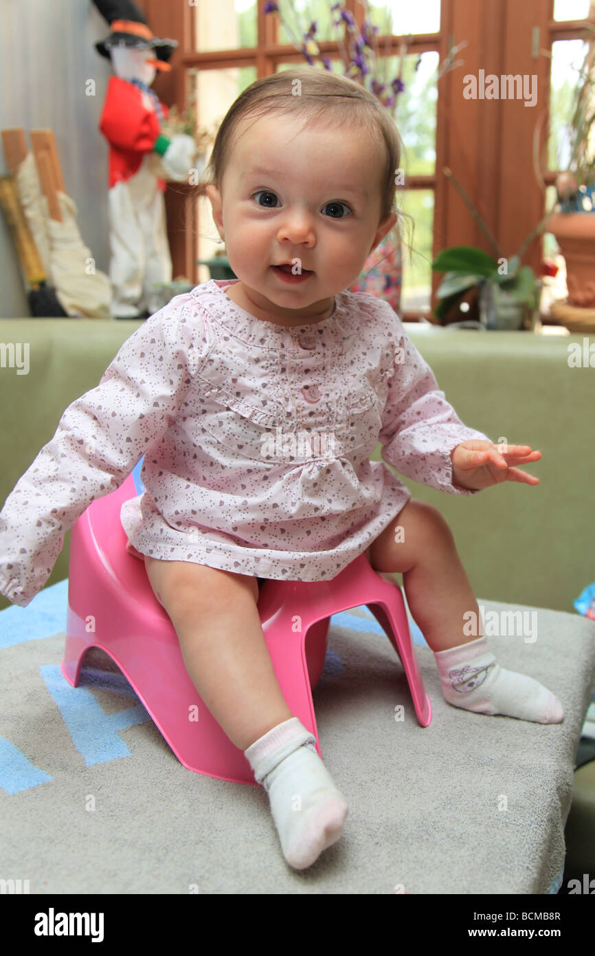 6 Monate altes Baby Mädchen Töpfchentraining Stockfoto