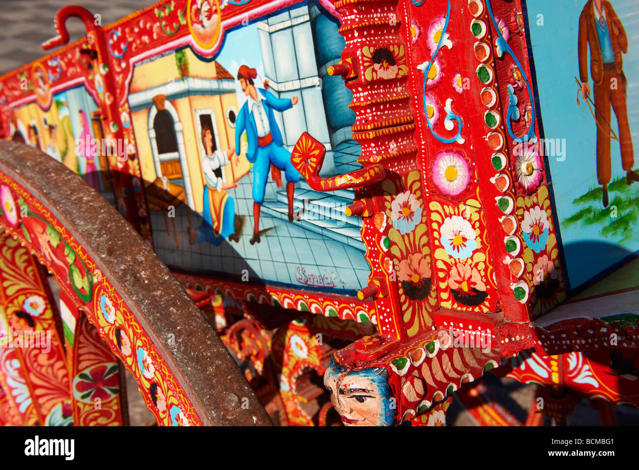 Traditionelle sizilianische Volkskunst auf einem Holzkarren, der Volkskunst darstellt Geschichten von Sizilien Stockfoto