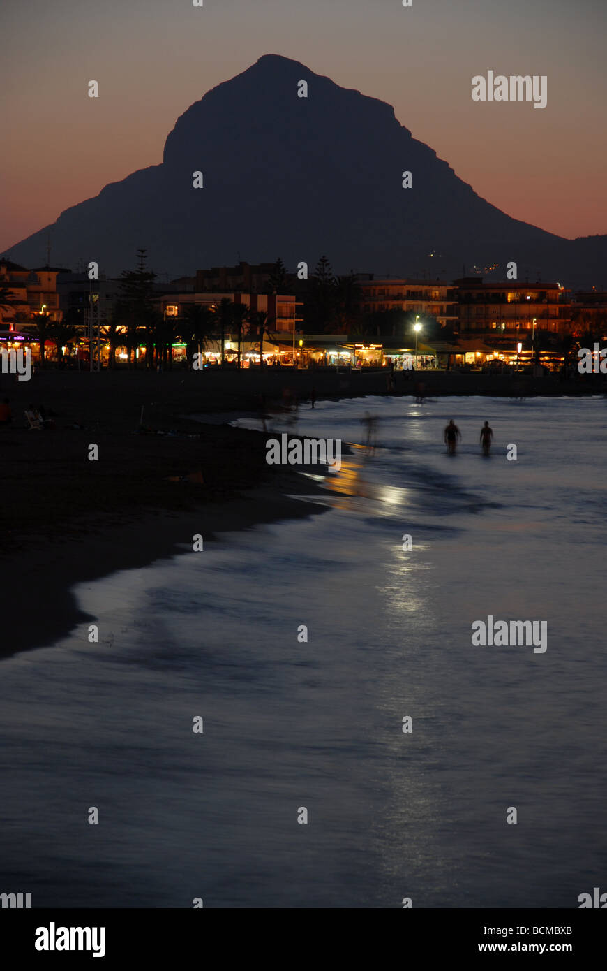 Blick entlang der Arenal Strand bis Montgo bei Sonnenuntergang, Javea / Xabia, Provinz Alicante, Comunidad Valenciana, Spanien Stockfoto