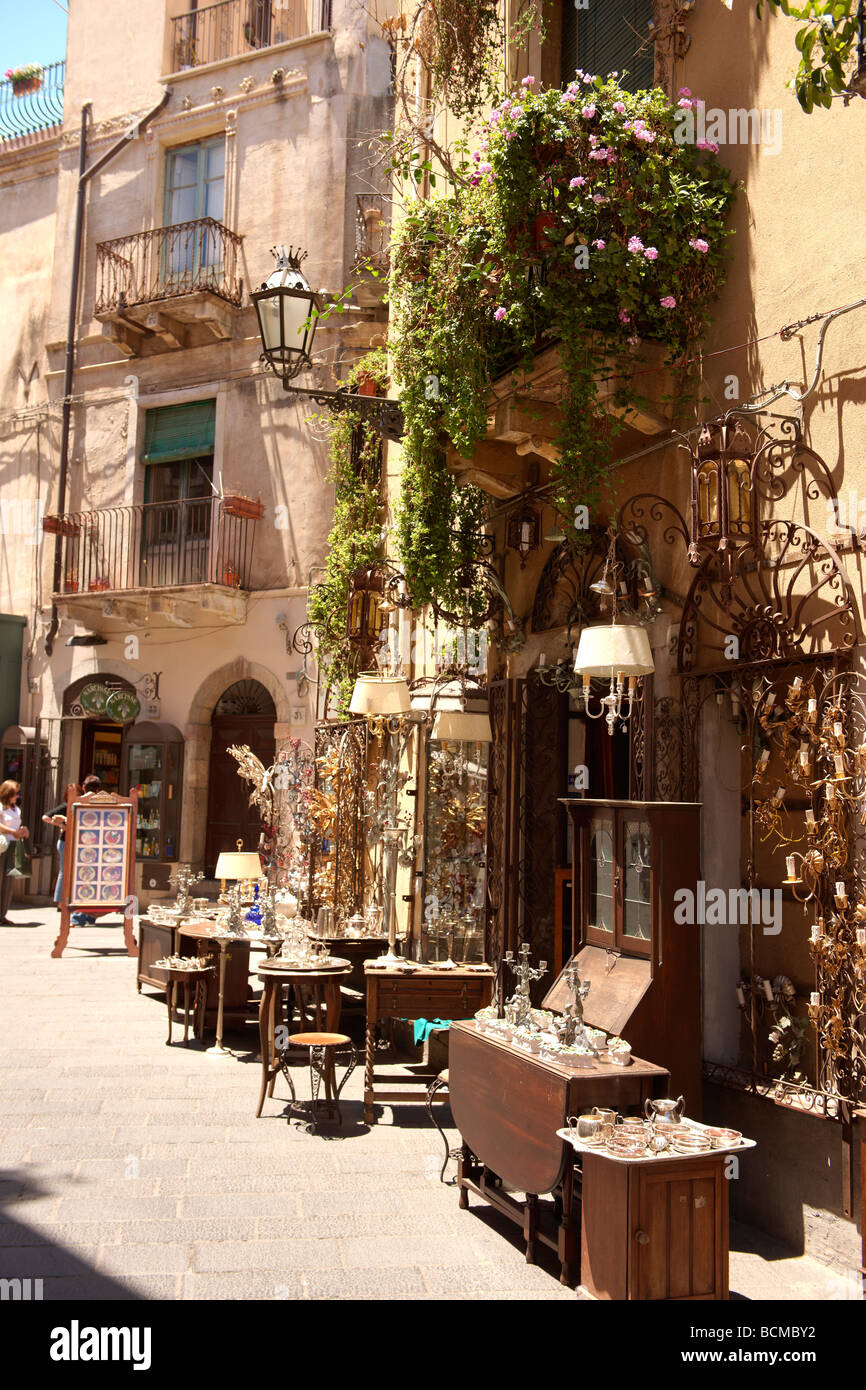 Antiquitätenläden in der wichtigsten Straße Taormina, Sizilien Stockfoto