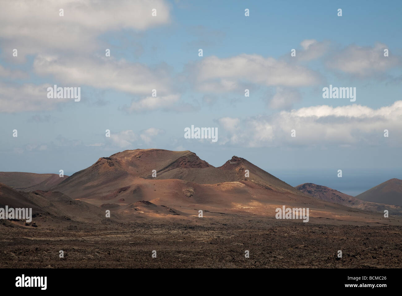 Blick auf Vulkan und Vulkane in der vulkanischen Landschaft der Nationalpark Timanfaya auf Lanzarote auf den Kanarischen Inseln Stockfoto