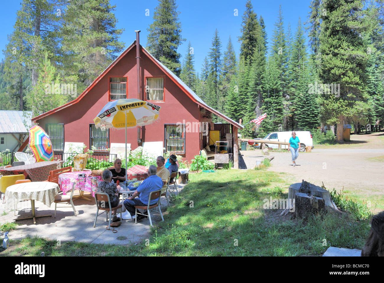 Besucher genießen Sie eine Mahlzeit im Jones Store, Beasore Wiese, Beasore Straße Sierra National Forest Zentral-Kalifornien Stockfoto