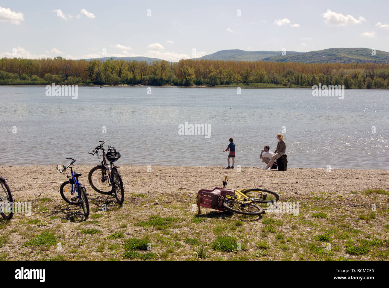 Familie und Fahrräder auf der Donau-Ufer, Veroce, Ungarn Stockfoto