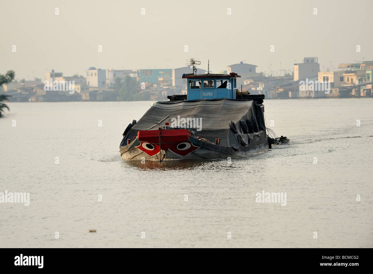 Großes Boot am Fluss Mekong Vietnam Stockfoto