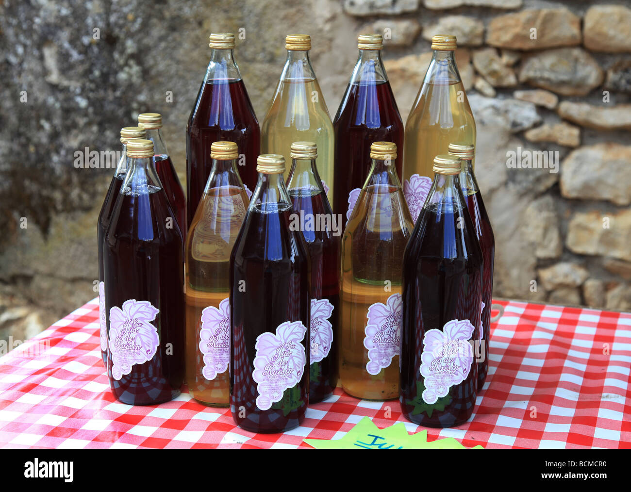 Hausgemachte rote und weiße französische Weine in Flaschen zu verkaufen Stockfoto