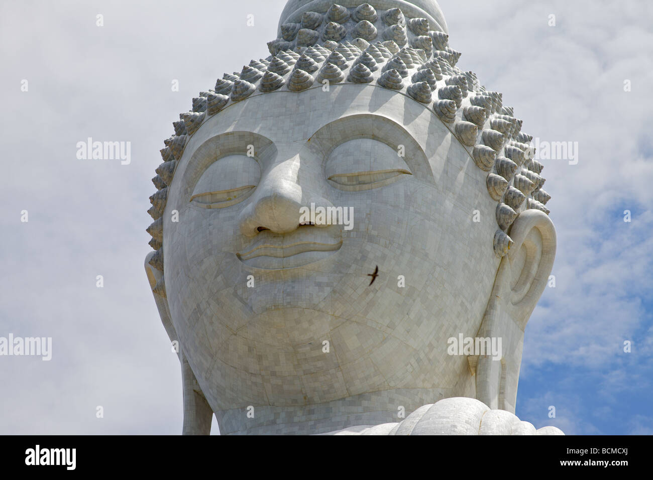 Der große Buddha'Mingmongkol "auf der Insel Phuket, Thailand, mit einem Vogel fliegen vorbei, um die Waage zu sehen Stockfoto