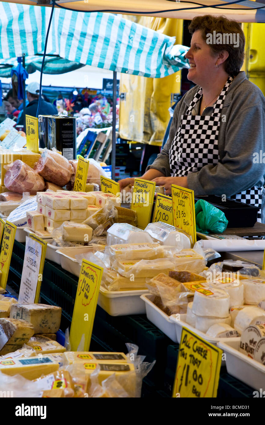 Ein Käse-Stand auf der Donnerstagsmarkt Fame s in der typisch englische Marktstadt Devizes Wiltshire England UK Stockfoto