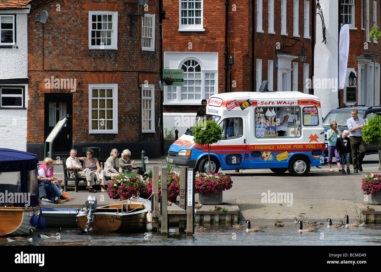 Eiswagen geparkt am Flussufer in Henley on Thames Oxforshire England UK Stockfoto