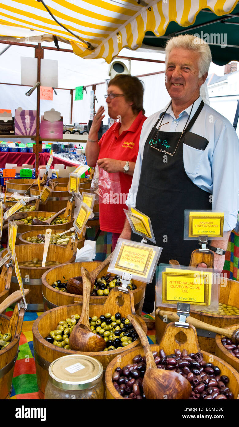 Eine Olive Stall am Donnerstag Fame s Markt in der typisch englische Marktstadt von Devizes Wiltshire England UK Stockfoto