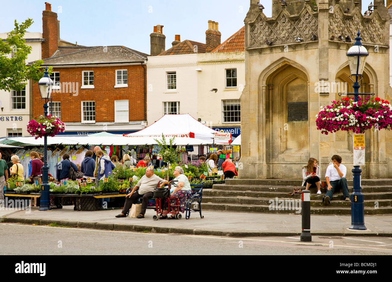 Donnerstag s Bauernmarkt in der typisch englische Marktstadt von Devizes Wiltshire England UK durch die mittelalterlichen Market Cross Stockfoto