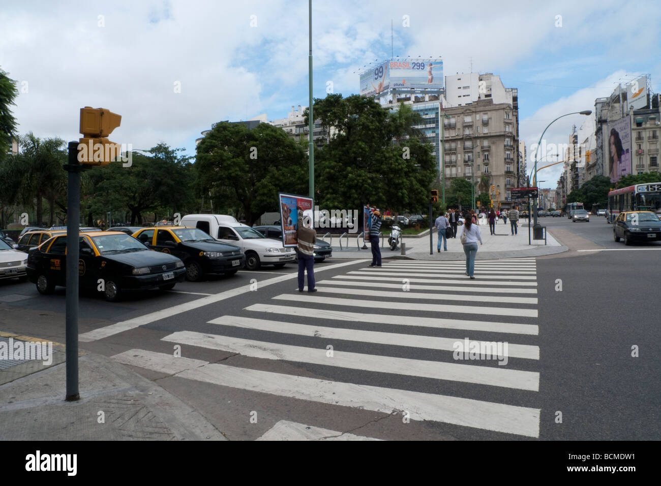 Fußgängerüberweg im Stadtzentrum von Buenos Aires Stockfoto