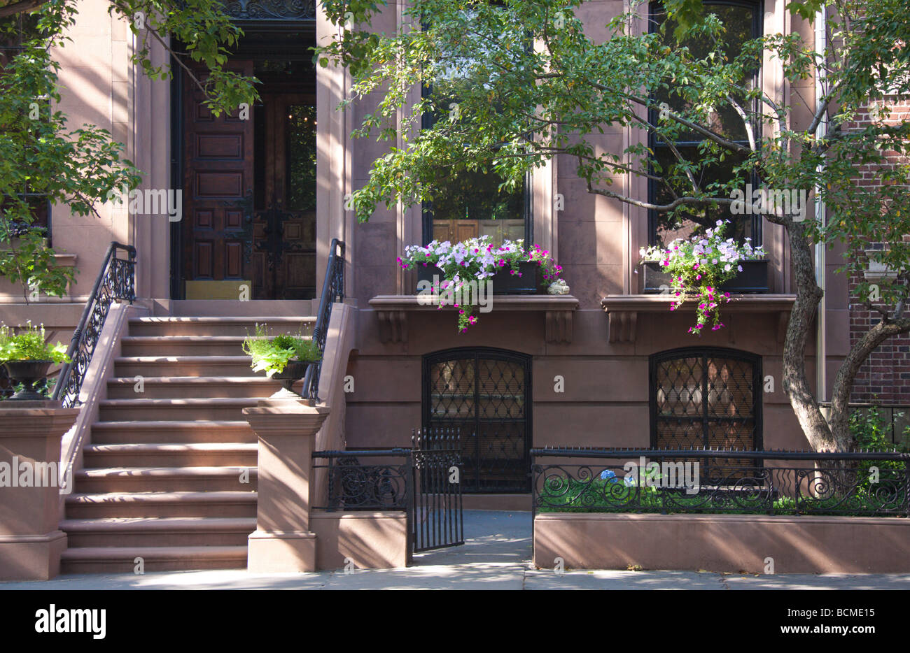 Brownstone Eingangsbereich, Blumenkästen, Brooklyn Heights, New York City, NY, USA Stockfoto