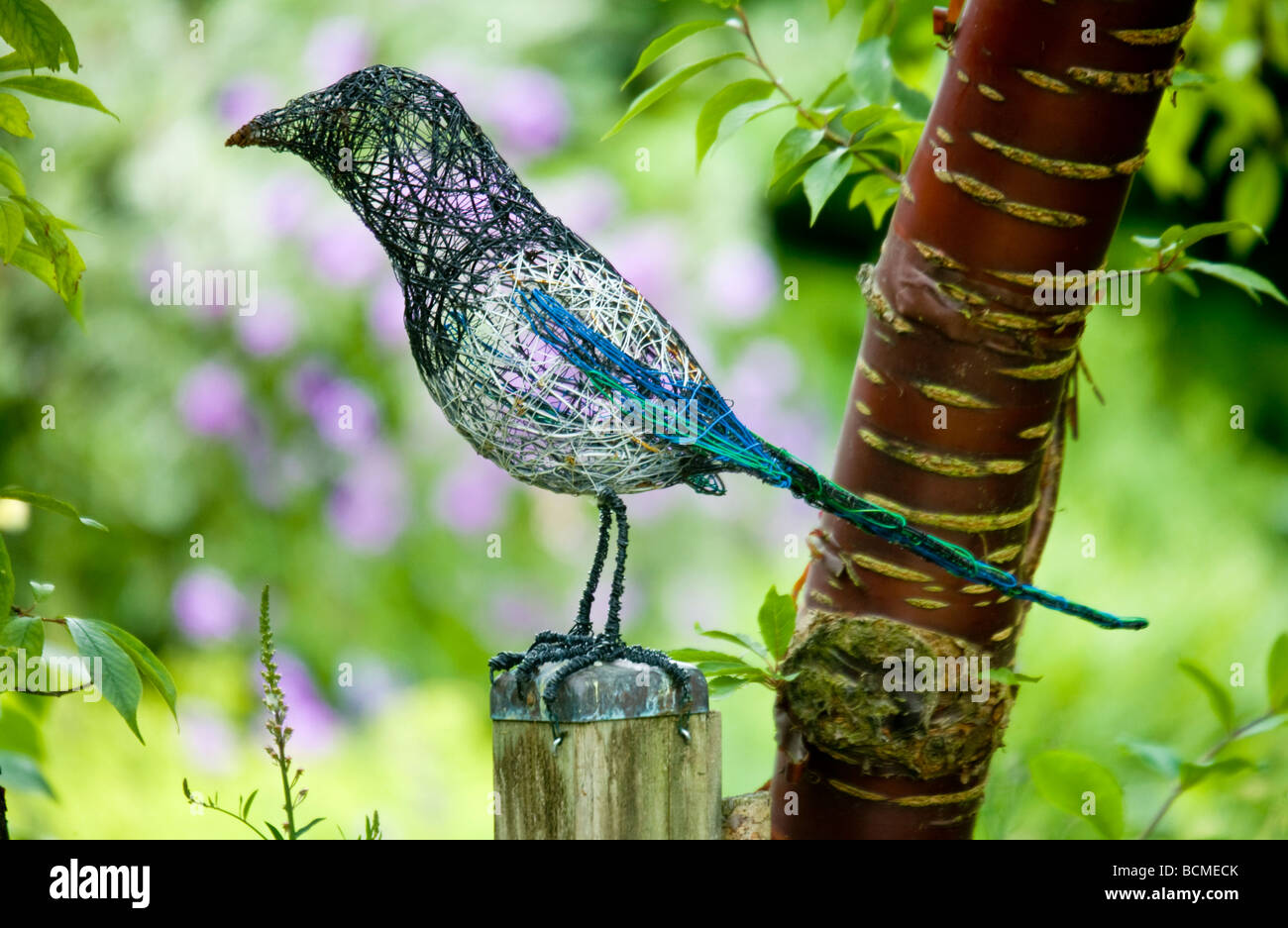 Ein Draht Vogel Skulptur in den Zweigen Gärten in Swindon Wiltshire England UK Stockfoto