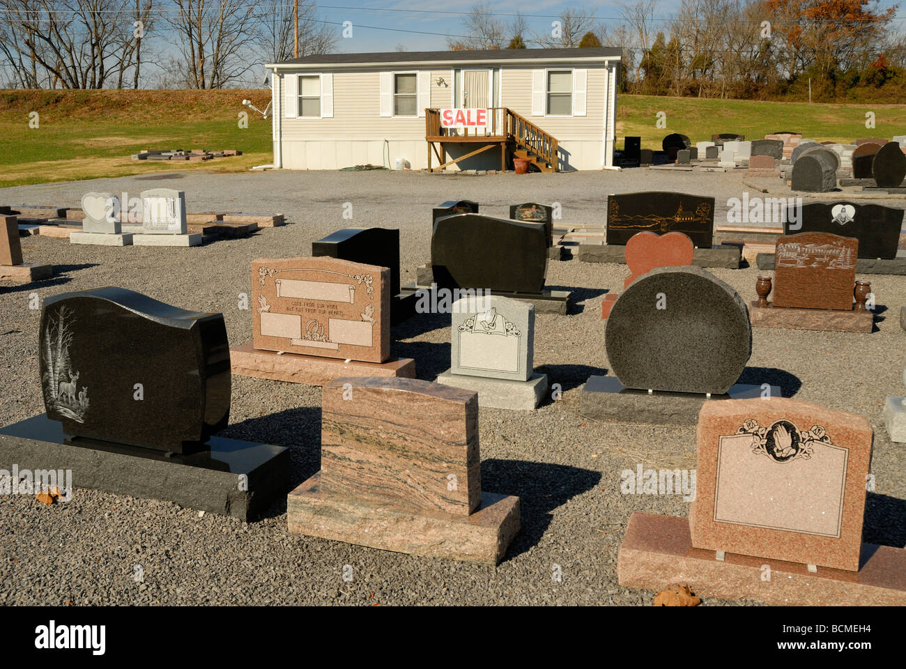 Grabsteine auf Verkauf im lokalen Grabstein Verkauf Haus. Foto von Darrell  Young Stockfotografie - Alamy