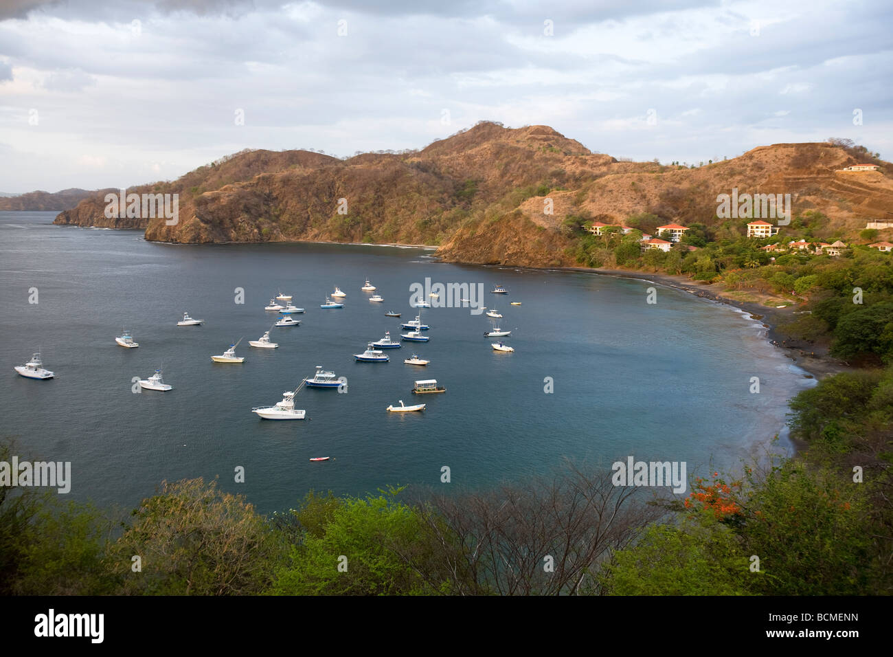 Einem Blick Norden Form oben Ocotal Bucht mit vielen Boote vertäut. Ocotal Beach ist in Guanacaste, Costa Rica Stockfoto