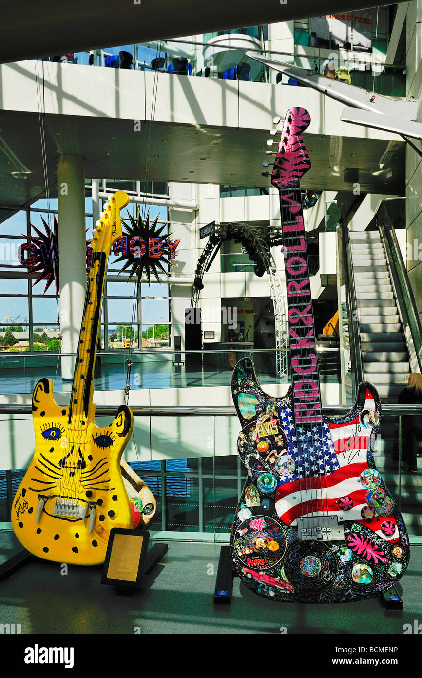 Bunte Gitarren in die Rock And Roll Hall Of Fame Cleveland vorgestellt Stockfoto